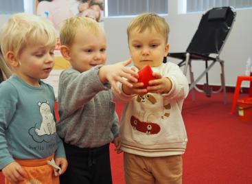 18.11.2025 - maluchy z opiekunami ze Żłobka Pracowni Montessori Racibórz-wizyta w RCKiK